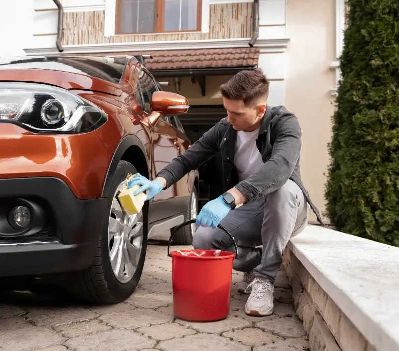 Lavage auto à domicile Trenal : professionnel intervenant sur un véhicule